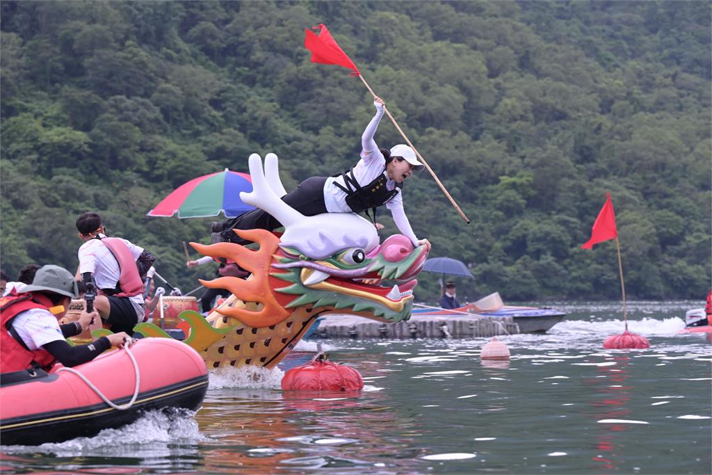 傅崐萁因1事脫口「加碼跳海」畫面曝光!徐榛蔚「俯身開龍頭」奪標太震撼