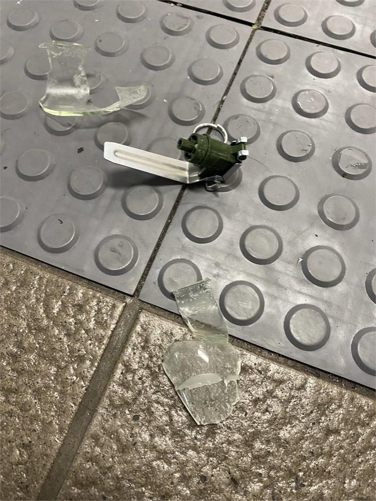 最新/北車爆「煙霧彈攻擊」現場遺落物品曝!猛竄白煙「一男無呼吸心跳」