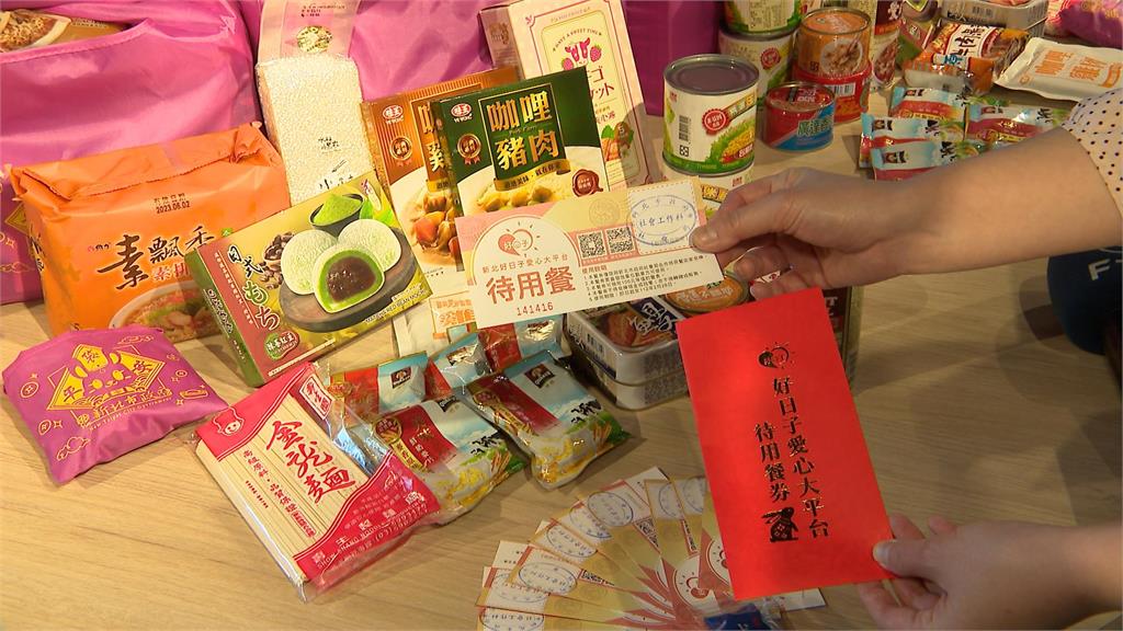 侯友宜戴兔耳朵拜早年 平安袋、平安箱、平安餐過好年