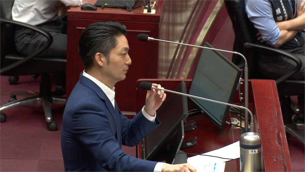 蔣萬安備詢靠藏鏡人iPad提示? 綠營質疑不熟市政
