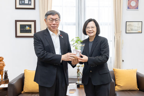 蔡英文啟動朝野對話 府內會見柯文哲嗑牛肉麵談國政
