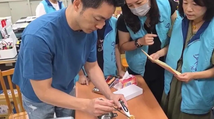 快新聞／打臉蔣萬安！黃偉哲親示範「忙營養午餐態度」：不能犧牲品質