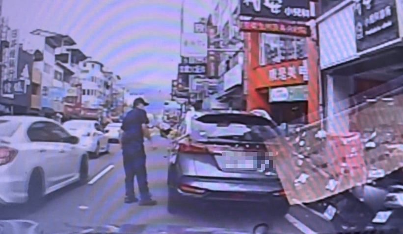 員警取締違停撞見「超萌畫面」　狗狗駕駛座探頭如變「狗駕駛」