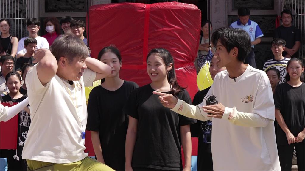 《綜藝大集合》為了表演藝術系示範郭忠祐脫稿壓著胡瓜頭要激吻!全場大喊不舒服