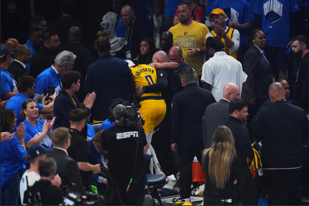 NBA/無緣冠軍!溜馬一哥大傷⋯賽後「杵著拐杖」等隊友畫面惹哭粉絲
