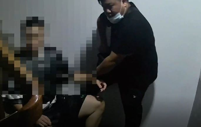桃園大樓藏應召站　帶回2負責人.5外籍女.1男客