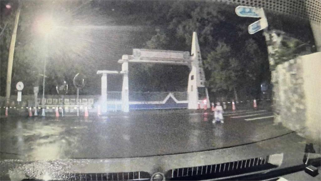 5歲女童冒雨騎三輪車找媽媽 熱心警陪尋母走遍大街小巷