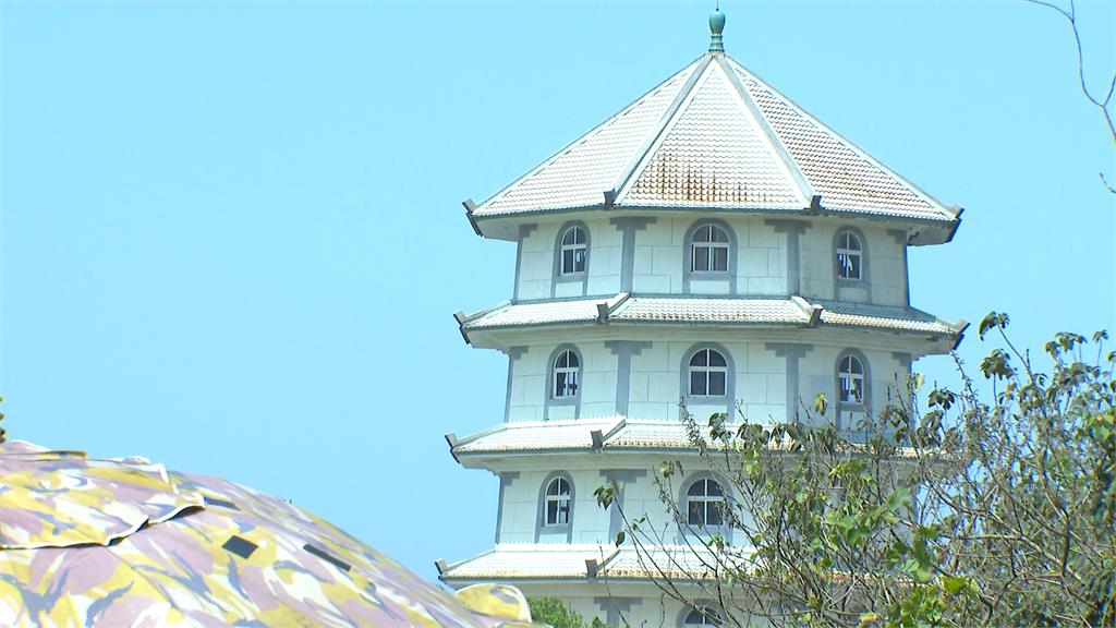 侯友宜視察淡水聖賢祠 宣布舊塔拆除新建納骨塔