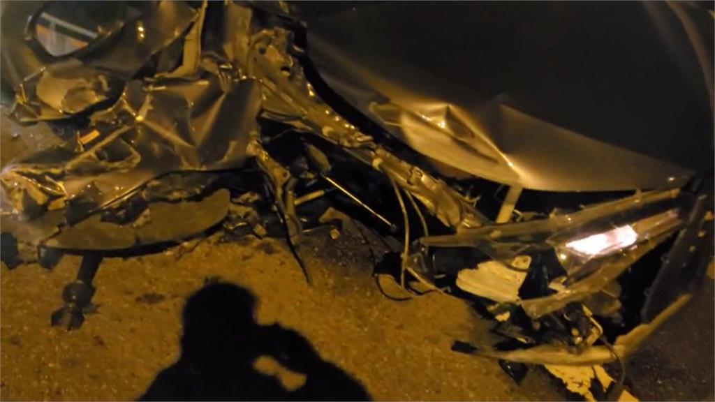 疑深夜開車沒注意彎道 烏日高鐵匝道轎車自撞護欄