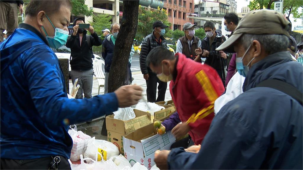 83歲刈包吉送暖!發500個便當現「超狂人龍」霸氣喊:發到我沒錢為止