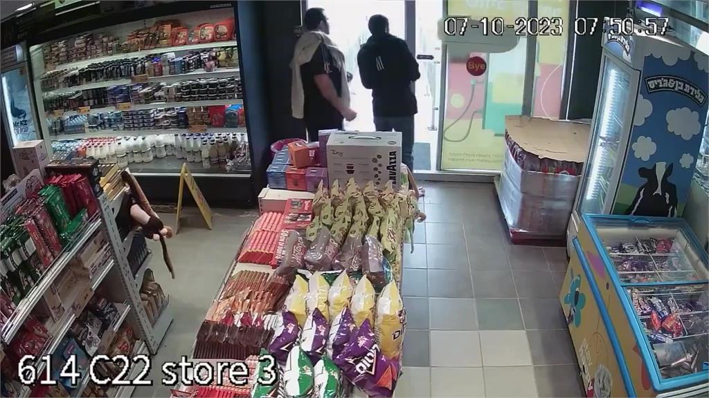 差10秒人就沒了！哈瑪斯步槍掃射以國超商　2店員機警「躲冰櫃」保命