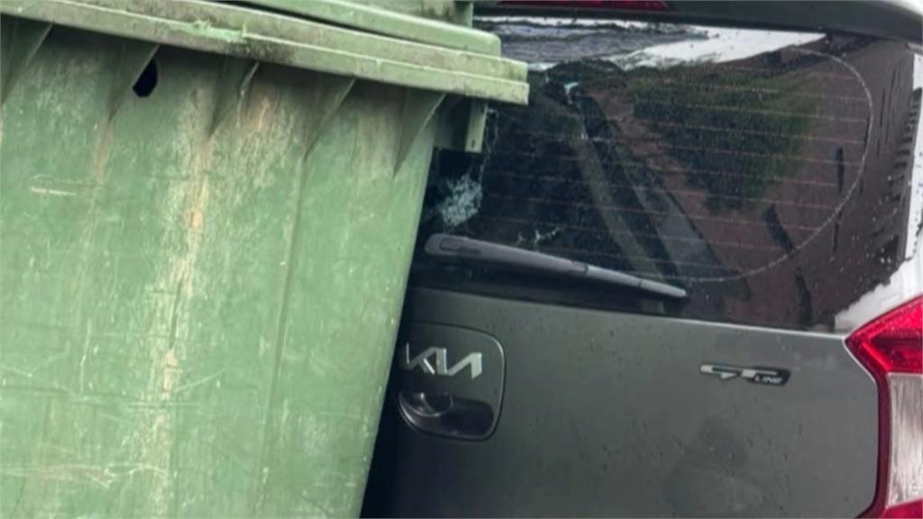 白海豚外圍環流！垃圾子母車遭吹跑　轎車擋風玻璃被撞破