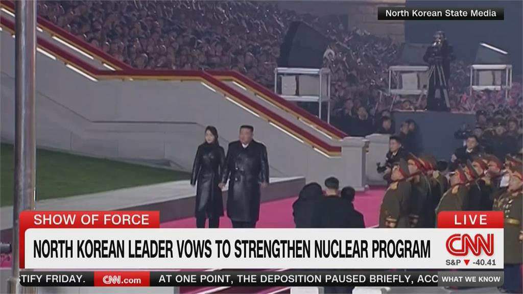 北韓閱兵式罕見未秀武器　金正恩重批南韓「假友好」