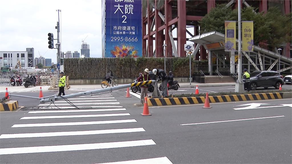 砰！吊車上臂忘收「拉扯電線」燈桿斷裂　同工地3個月前才出事