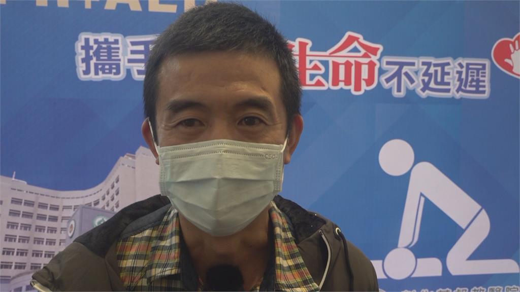 天冷擺攤突昏倒! 鄰攤父女接力CPR搶命