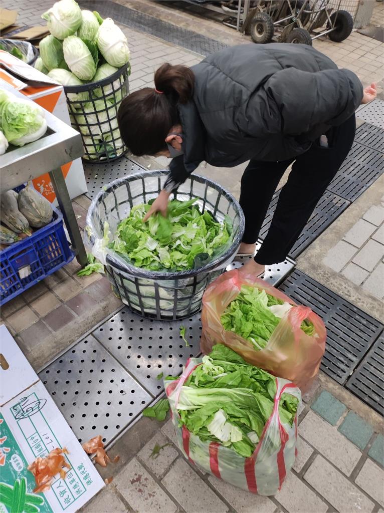 少婦神手!菜場廢葉變身「這料理」 惹資深菜販瘋猜:究竟是什麼滋味?