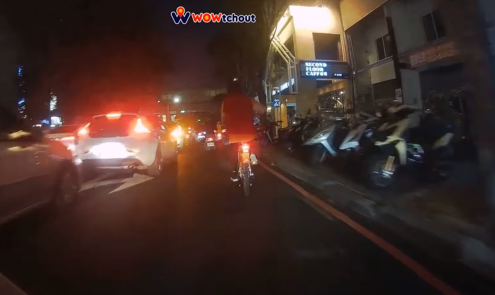 騎士騎單車邊用手機 自撞摔車手機噴險遭輾