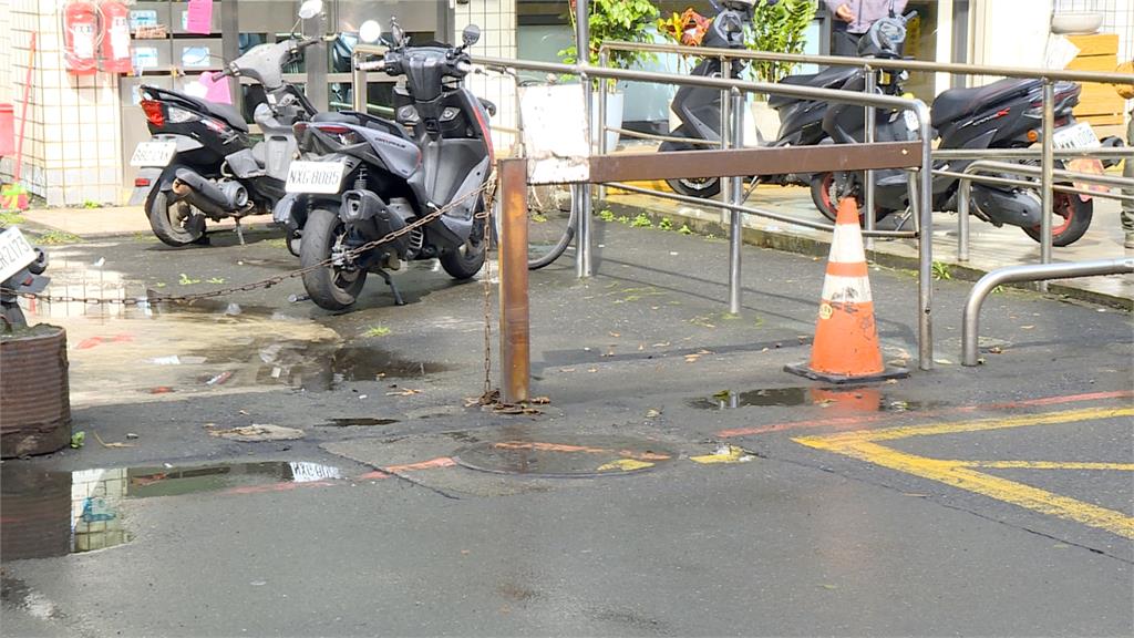 離譜!修車催油門試車「翹孤輪」 下秒撞上婦人畫面曝光