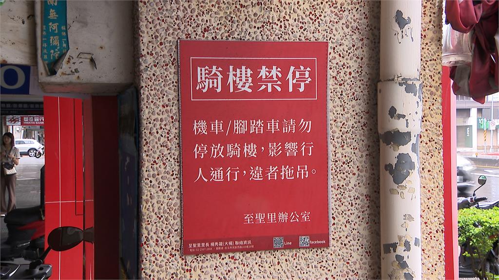 誇張!轎車開上人行道「拿40盒披薩」 網:這種人駕照該註銷