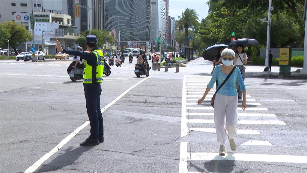 9月交通安全月動起來 高雄交通大隊走上街宣導