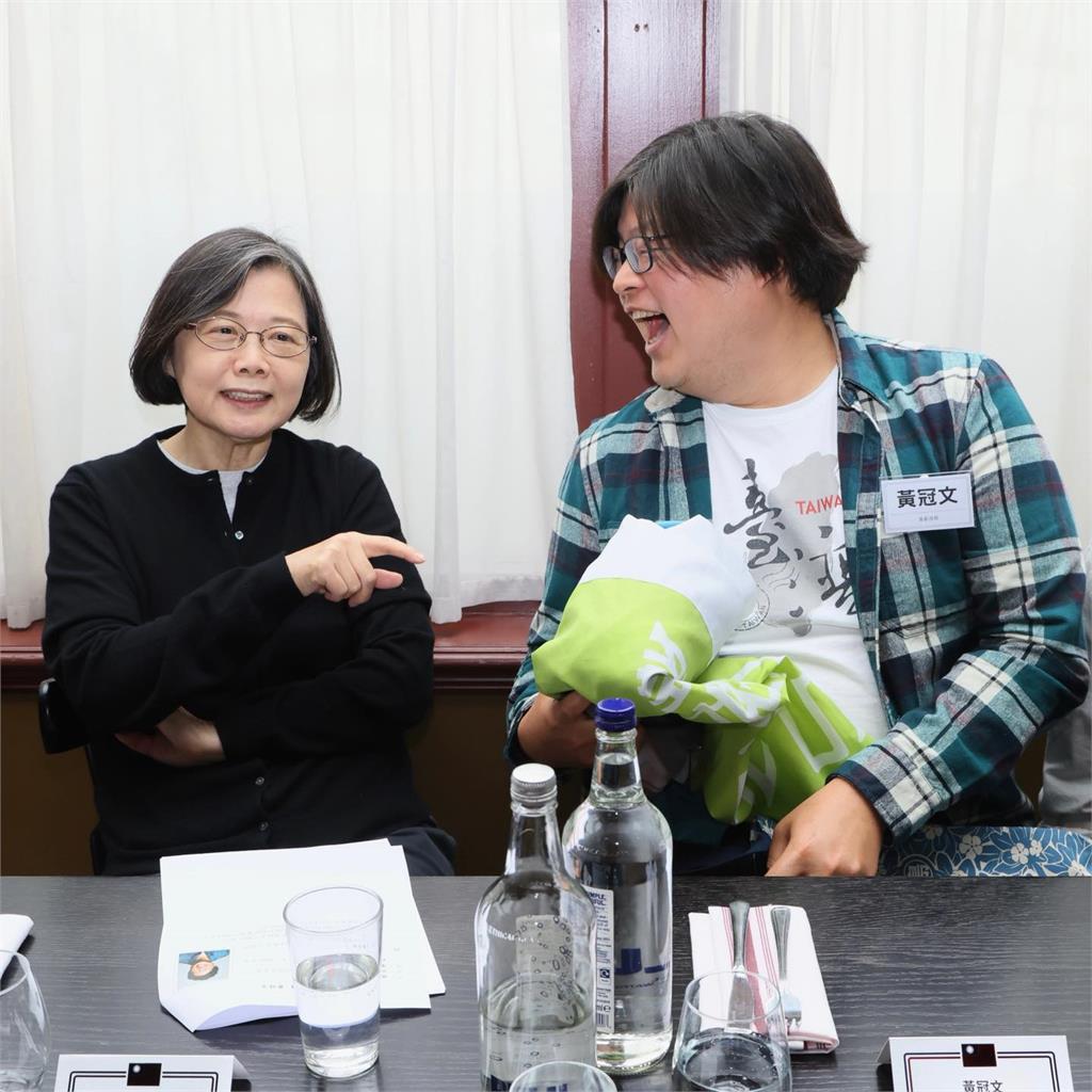 訪歐見他喊「來自台灣」太感動!蔡英文曝「海外1事」談民主:處境困難但勇敢