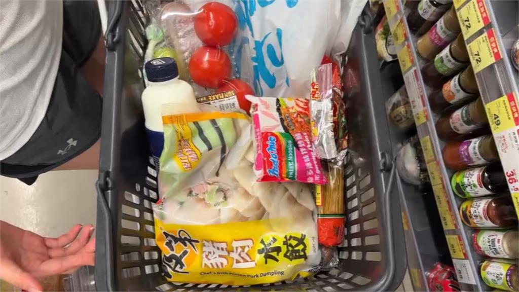 颱風逼近掀搶菜潮！　　葉菜率先喊漲　賣場蔬菜貨架空一半