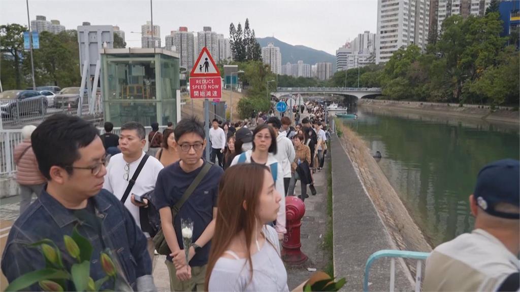 宏福苑大火獻花民眾綿延1.5公里 民眾問責港府要求徹查