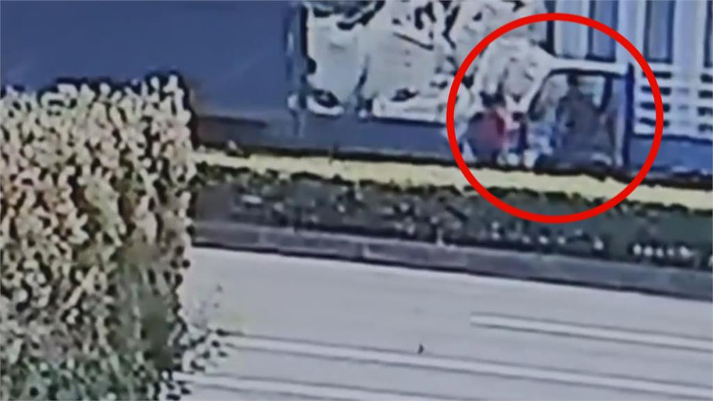 突開車門奪命！雙載夫妻被擊落　後座丈夫遭後車追撞　當場死亡