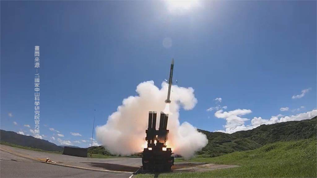 中機擾台!國軍神鷹操演秀肌肉 眼鏡蛇攻擊直升機升空精準射擊