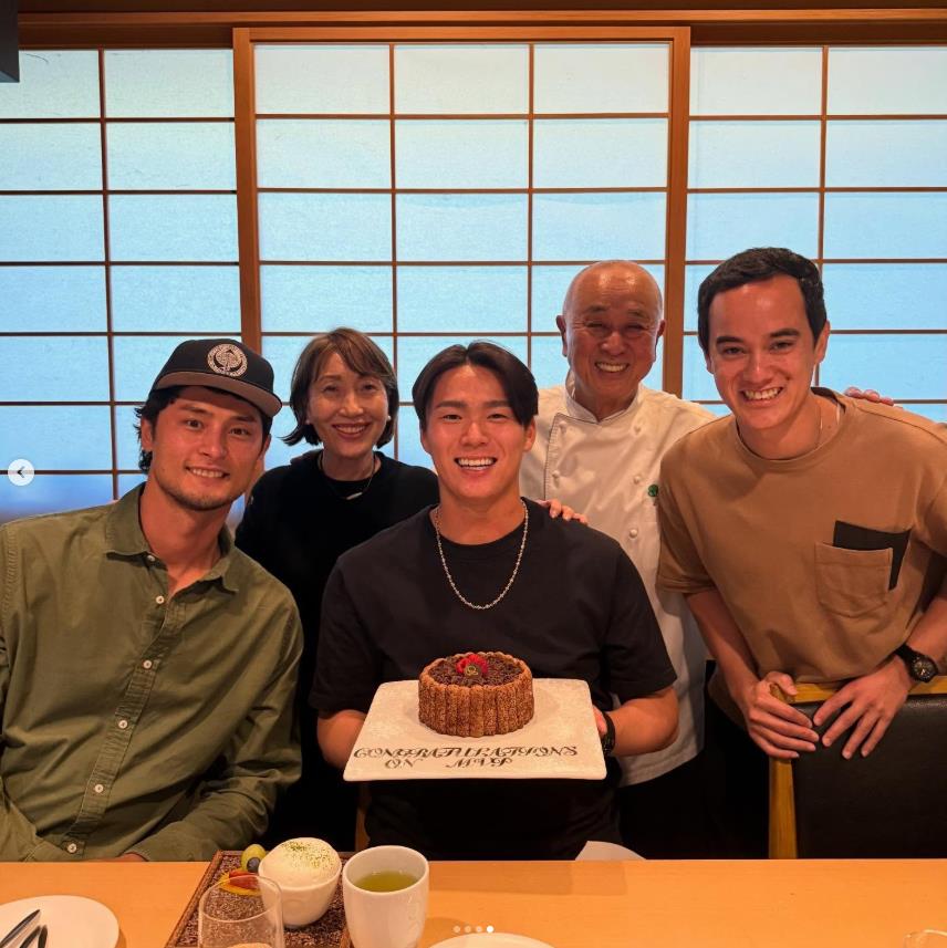 MLB(影)/「中0日」山本由伸慶祝奪世界大賽MVP 大啖米其林三星壽司達比修也