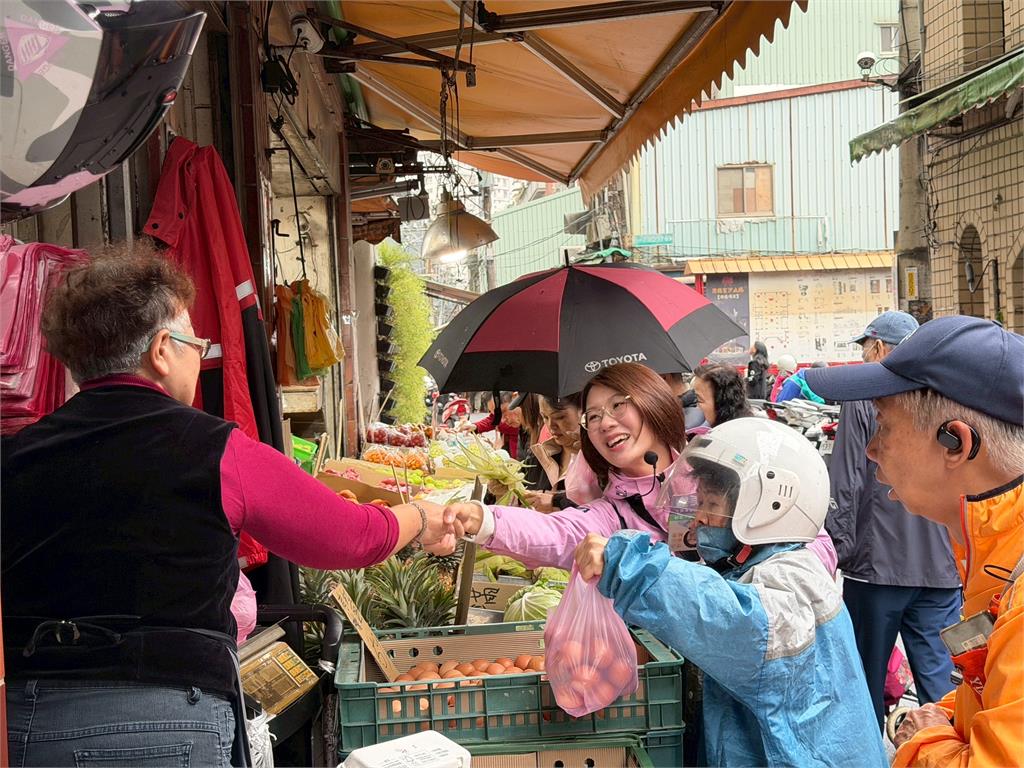 雙姝聯手出擊！蔡美華拚汐金萬初選 陳乃瑜雨中相挺