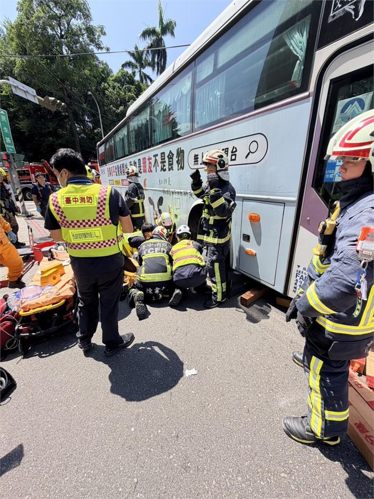 快新聞／台中國光客運右轉輾人！新加坡女子遭捲巨輪下　驚悚畫面曝光