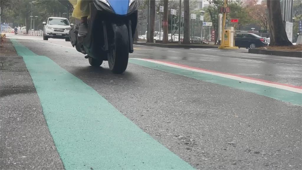 人行道恐成黃泉路！？　沒塗綠色民眾憂被當機車道