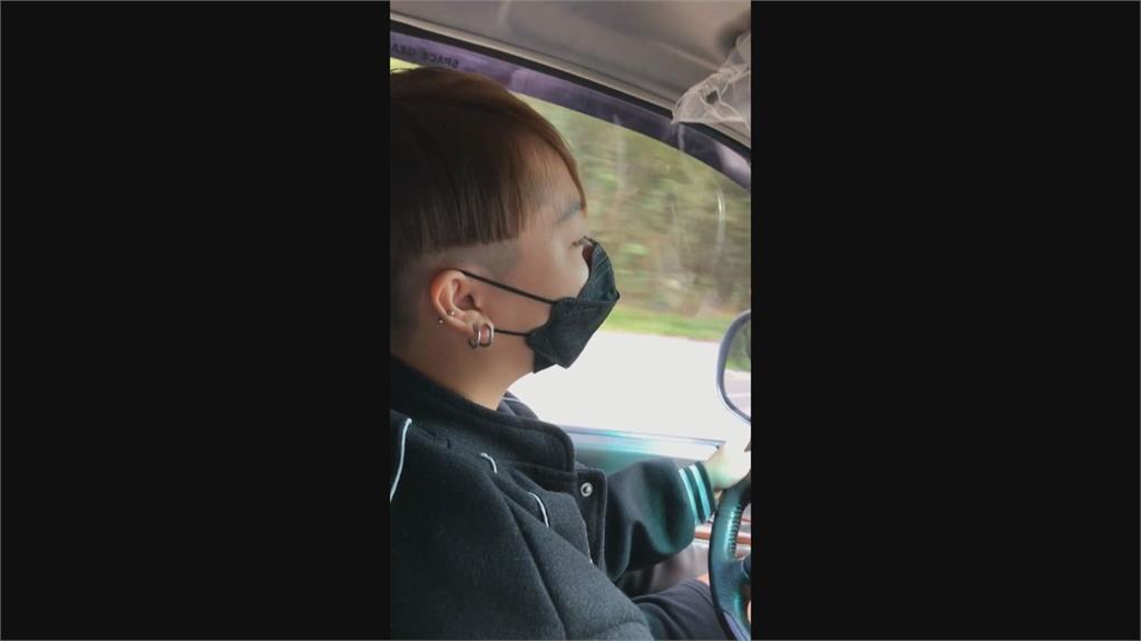 剛領駕照!愛女興奮求紀錄開車模樣 爸爸緊抓扶手直喊:我會緊張屎