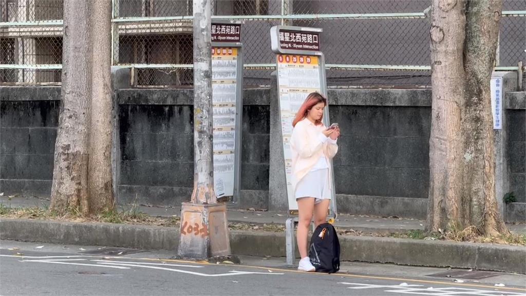 台中市「等公車怪象」多 學生站馬路、蹲騎樓險象環生