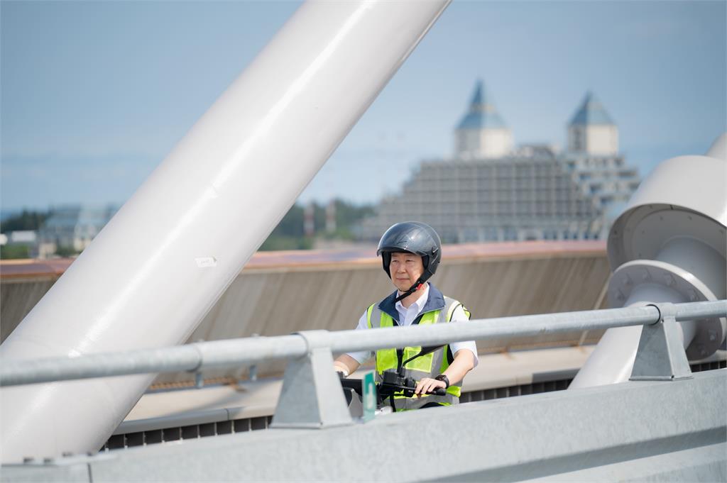 專家:手指輕放煞車拉桿屬防禦駕駛技巧 可縮短反應時間