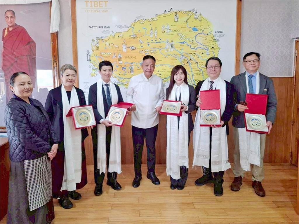 吳沛憶率史上最大團赴印！為達賴喇嘛90歲祝壽　尊者加持Team Taiwan球衣