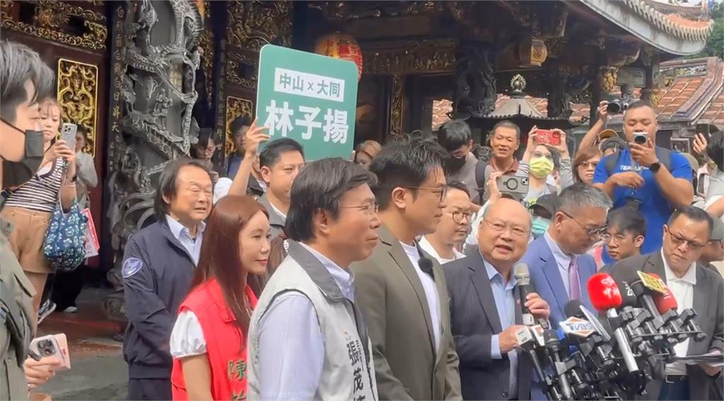 沈伯洋首場陸戰行程人氣旺 徐國勇、王世堅親陪拜廟