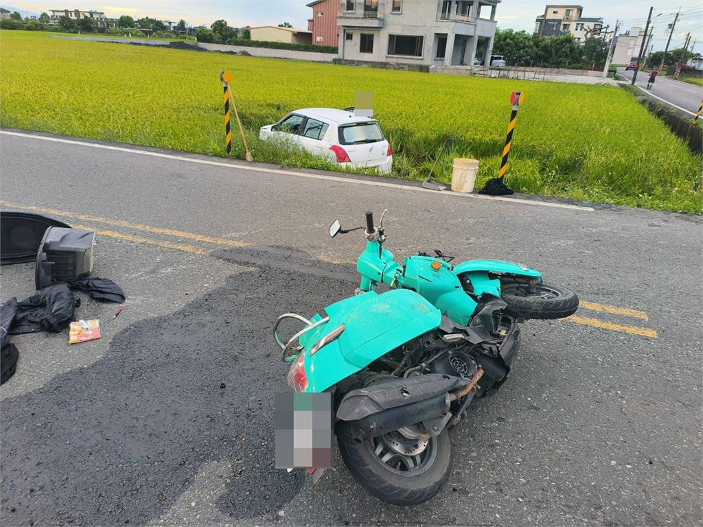 快新聞/誇張畫面曝!行經路口未減速 宜蘭騎士遭撞飛、轎車衝田中毀作物