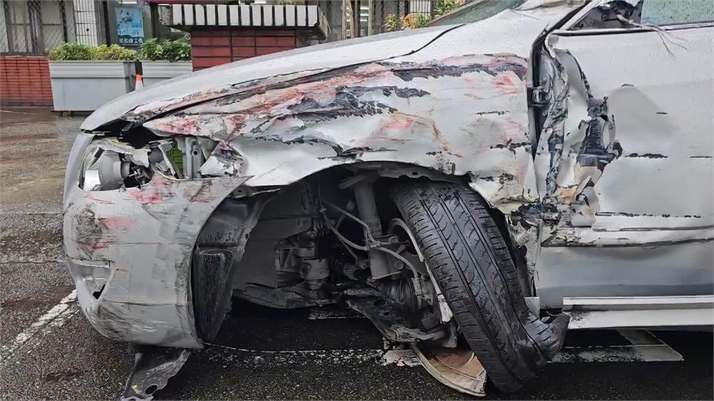 驚險!轎車快速道路逆向撞大貨車 駕駛自行脫困、被逮酒測值0.98