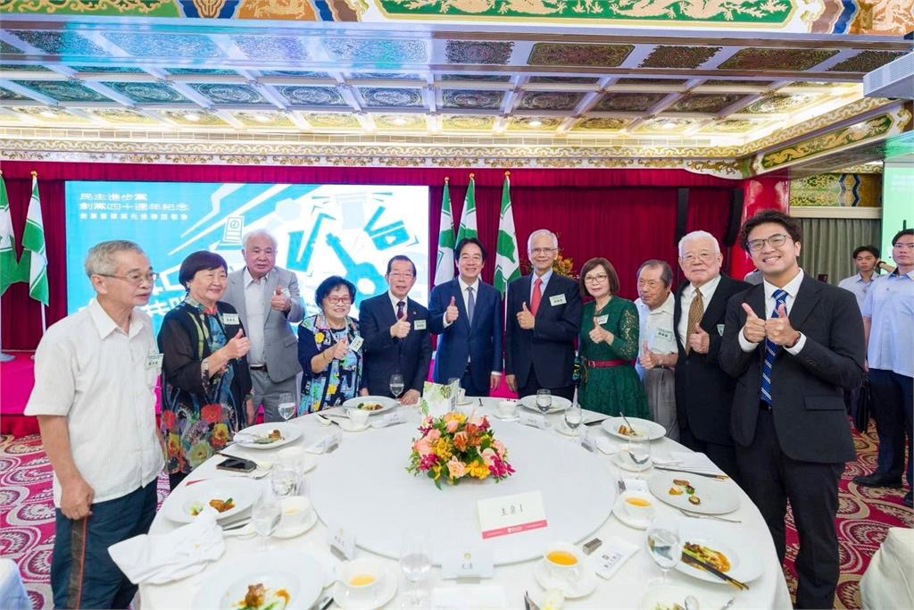 飯店吃飯驚見「白髮老翁」竟是游錫堃!「78歲近況曝光」網看淚:水牛伯辛苦了