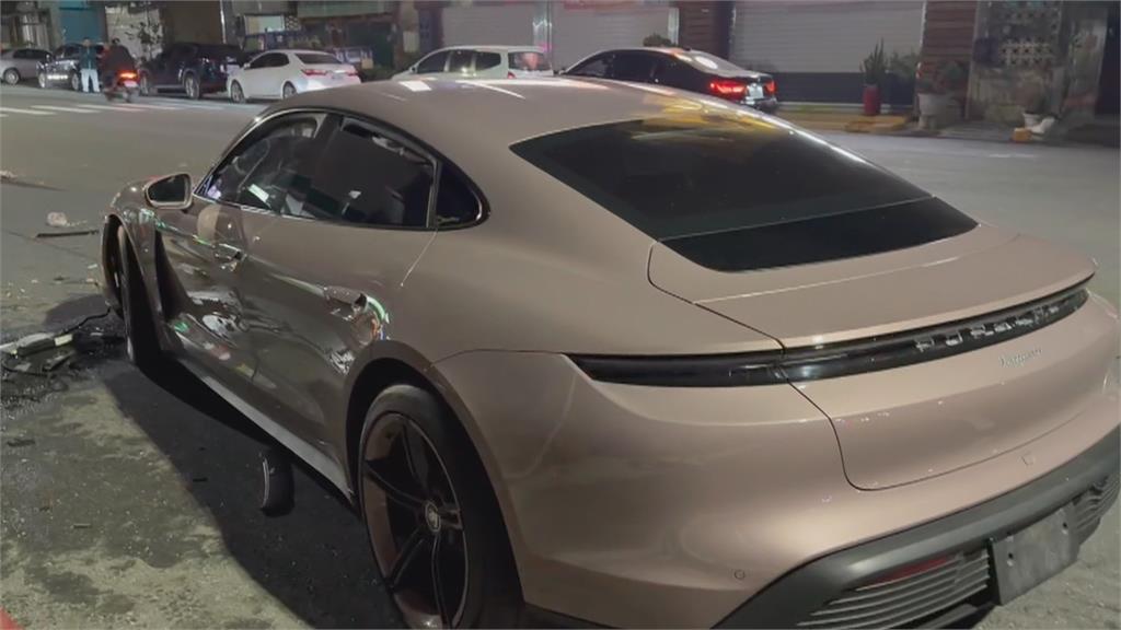 酒駕連環撞！保時捷轉彎不慎擦撞轎車　彈飛逆向撞上小貨車