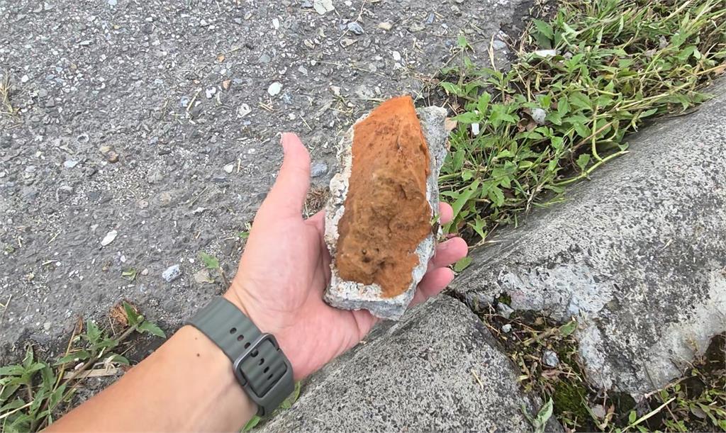有事嗎?花蓮醉男半夜闖路中央 持石塊砸路過車輛 小黃司機嚇壞