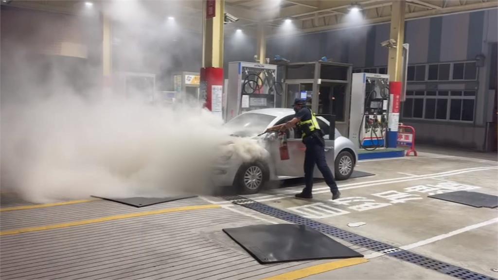 小客車加油站內起火　女駕駛嚇得急忙跳車