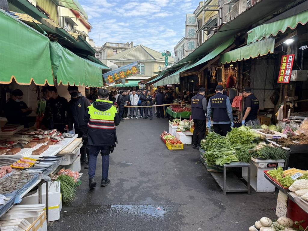 驚悚! 帶刀閒晃南苗早市 嫌中彈身亡.警頭部遭砍