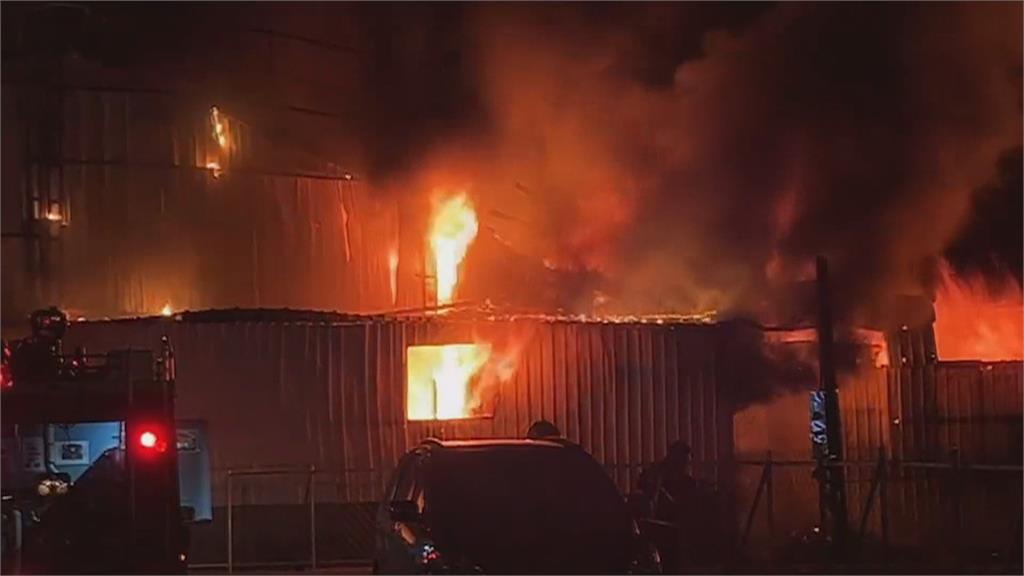 屏東中山路整排店家被火吞噬 狂燒1小時接連傳出爆炸聲