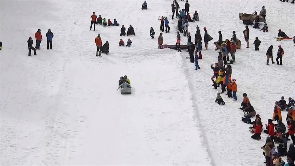 加拿大趣味「滑雪跳水賽」　團隊打造特殊造型雪車直衝水中