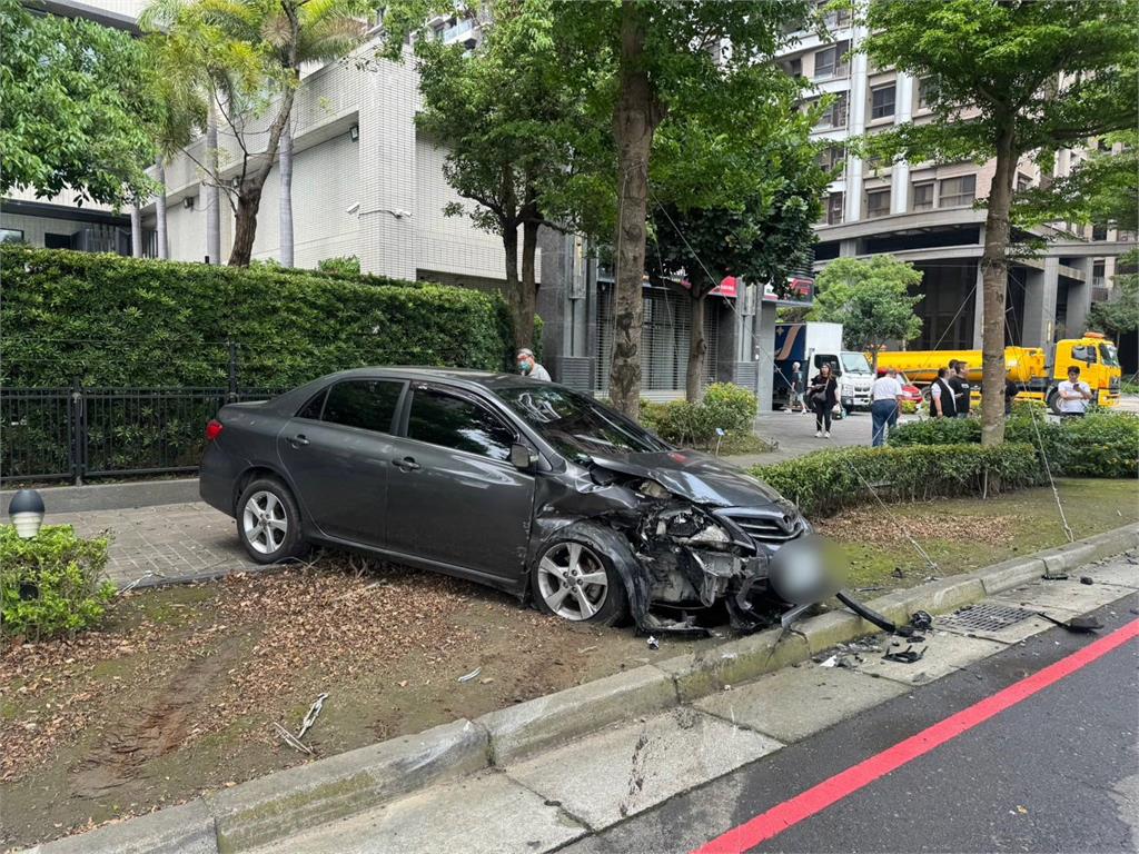 最新／五股警匪追逐！開車猛撞偵防車「車頭全毀」　驚險畫面曝光