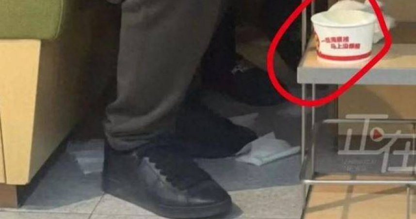 中國海底撈再爆亂小便！家長「紙碗接童尿」隨手丟⋯鄰桌狂聞尿騷味崩潰