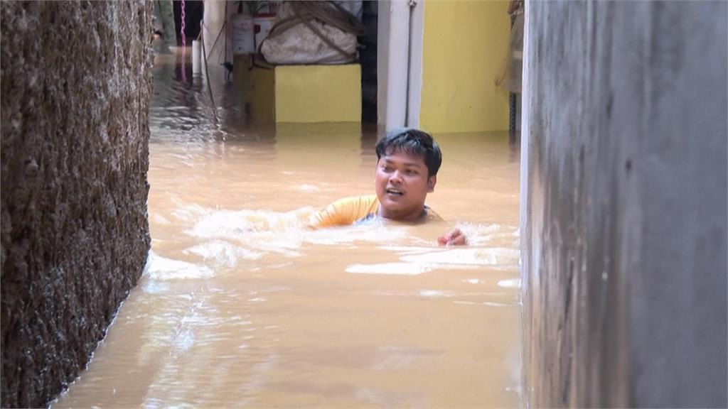 雅加達地區豪雨引發洪水 河岸最高淹水達8公尺